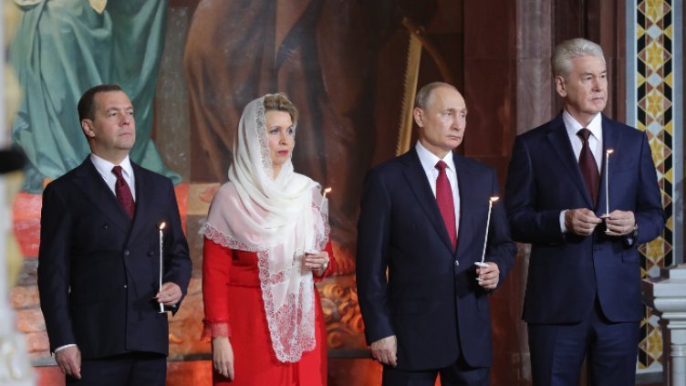 Владимир Путин запали свещ за Великден