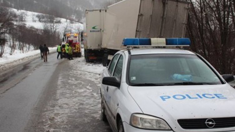 Шофьор на тир почина в Прохода на Републиката по време на движение