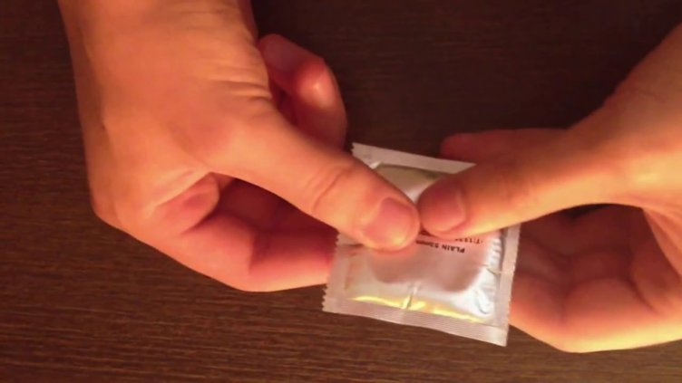 Жена, пробила презерватива на приятеля си, отива в затвора