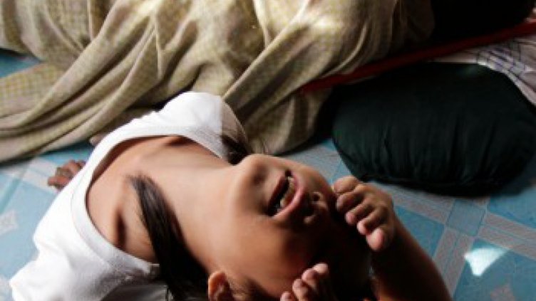 Защо се схващат крайниците ни по време на сън?