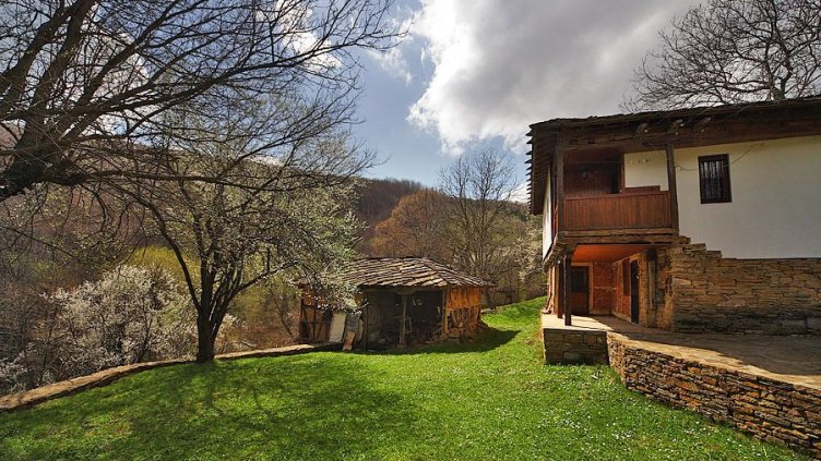 Между 100 000 и 130 000 евро върви готова селска къща край Варна