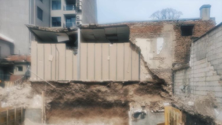 Строеж срути част от стената на къща в центъра на Варна
