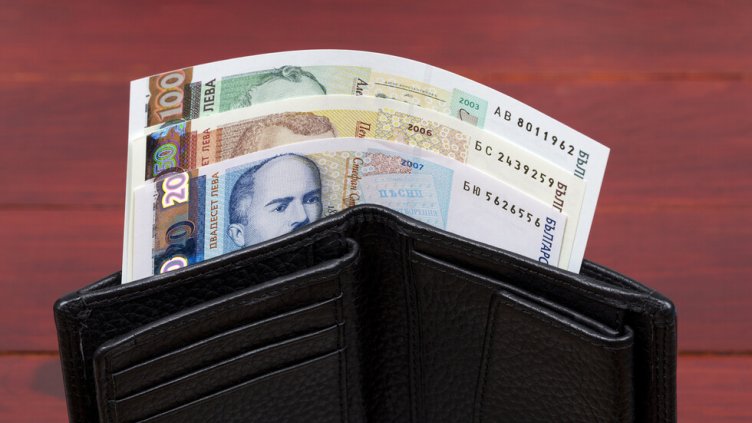 От днес минималната заплата става 780 лв.