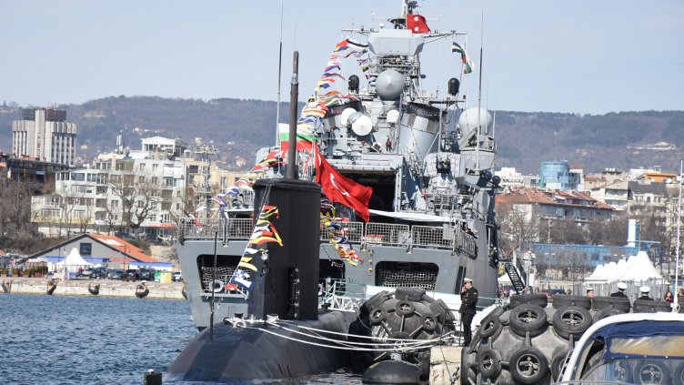 Турски подводница и фрегата пристигнаха във Варна (СНИМКИ)