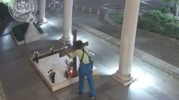 Хванаха мъжа поругал гроба на патриарх Неофит