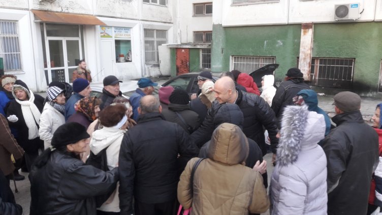 Раздадоха 300 пакета с храна на социално слаби в район „Владислав Варненчик“