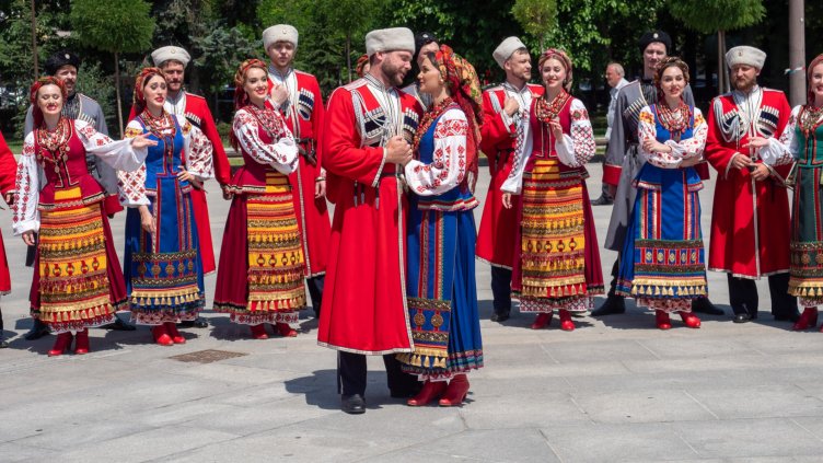 Кубанските казаци пяха и танцува със саби пред НДК