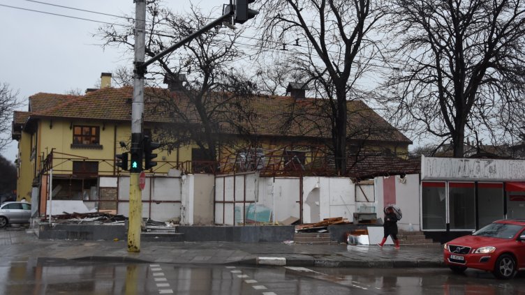 Махнаха павилионите до Юнашкия салон (СНИМКИ)