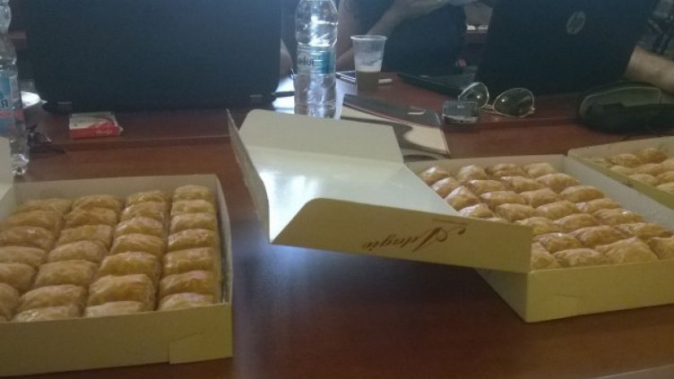 Депутатите хапнаха баклавичка