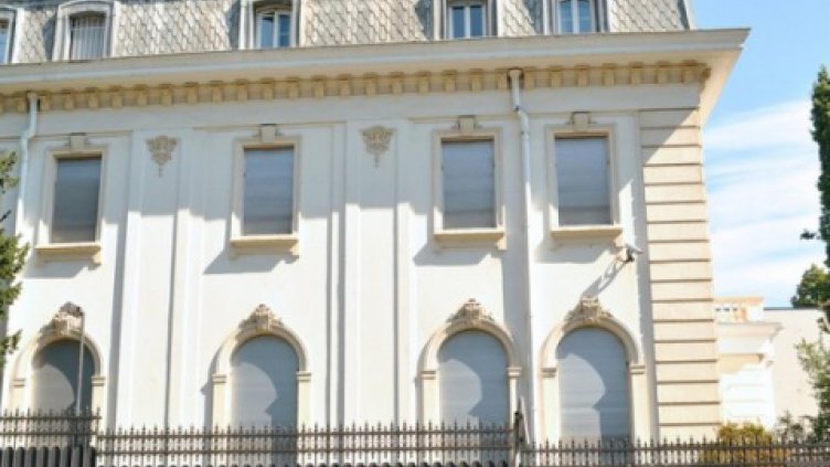 Посолството ни във Франция е в готовност да помогне на закъсалите българи