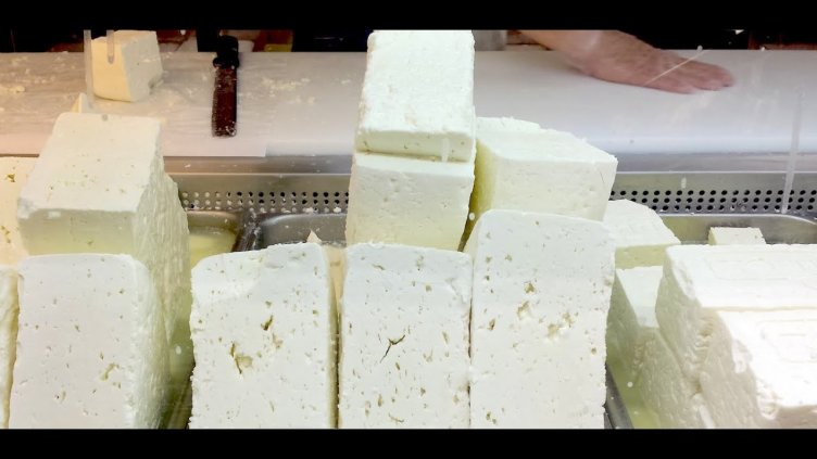 В пандемията пак ни тъпчат с палма – близо 13 т сирене, което не е сирене!