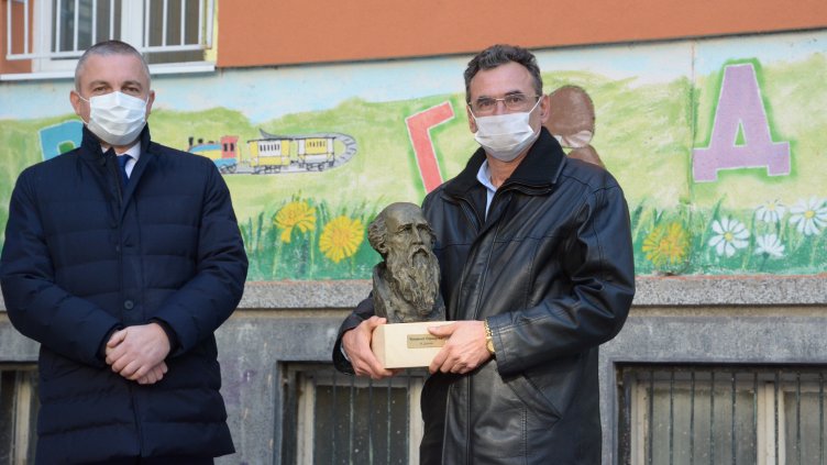 СУ „Св. Климент Охридски“ във Варна получи дар за патронния празник