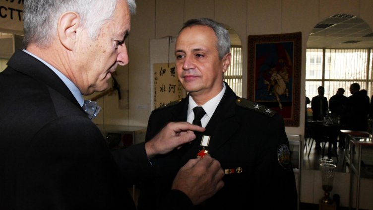Връчиха „Медал за заслуги БЧК“ на контраадмирал Митко Петев 