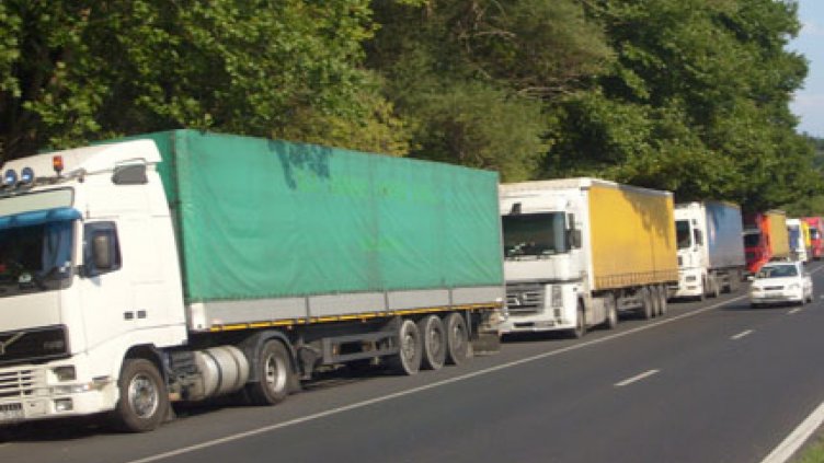 Спират движението на камиони заради жегата