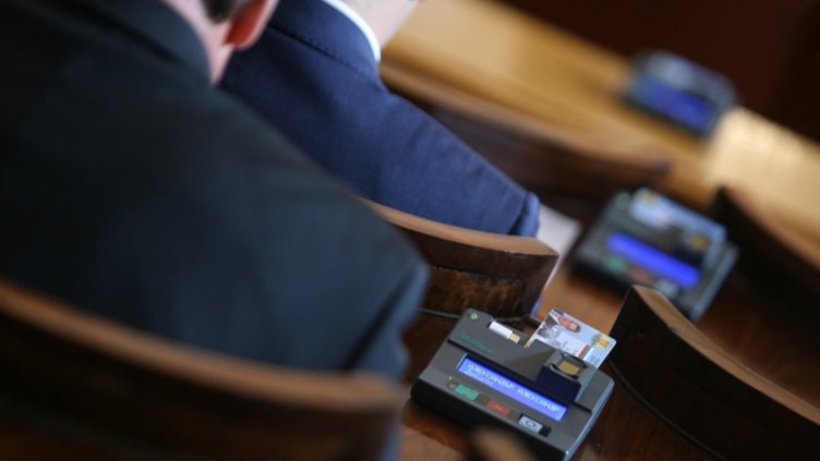 Парламентът опрости задълженията на вероизповеданията на първо четене