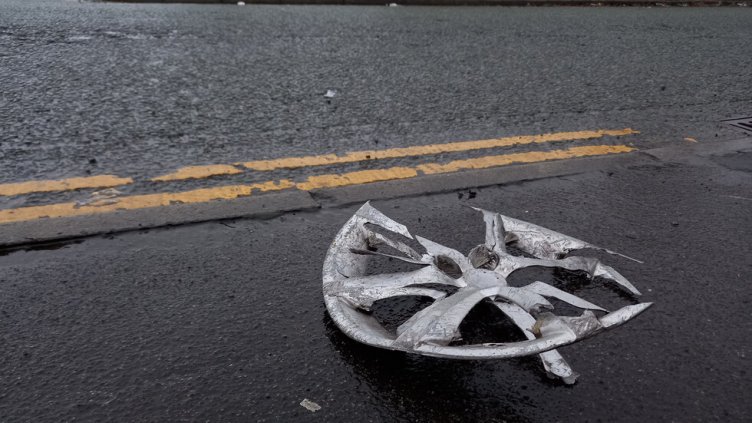 Младеж без книжка блъсна полицай и няколко паркирани коли
