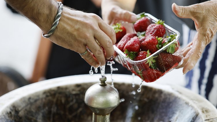 На борсите: Голям спад в цените на ягоди, кайсии и пресни картофи