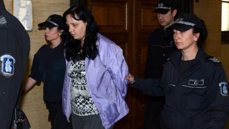 400 000 лева искат родителите на Никол от акушерката