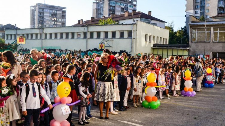 Еднократната помощ за първокласници остава 250 лв.