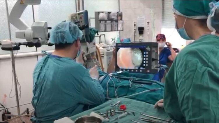 Варненски лекари извършиха изцяло ендоскопска оперативна интервенция на средно ухо