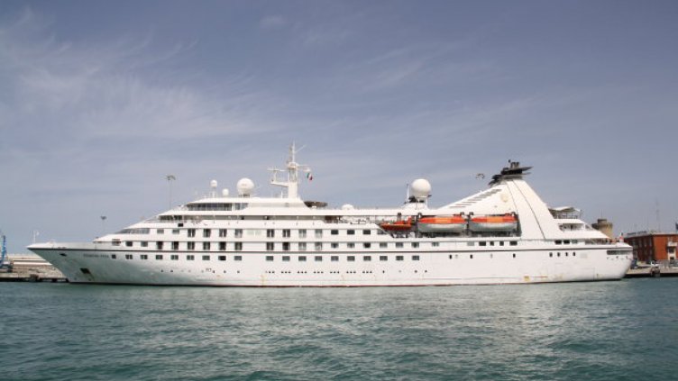 Български капитан спаси паднала зад борда жена