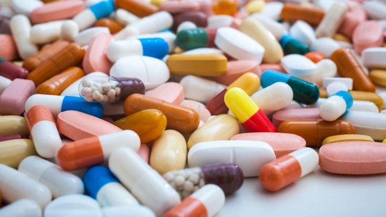 Складове пълни, а 7 лекарства в аптеките липсват. Държавата липсва ли?