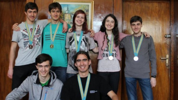 Шампионите от СМГ: Не сме математически роботчета!