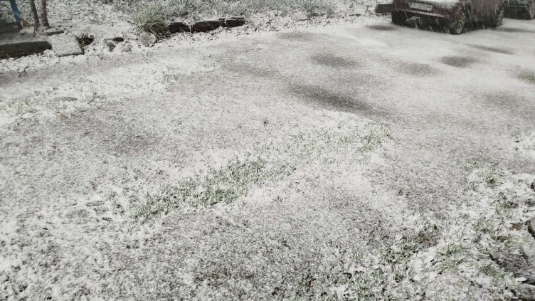 Сняг на парцали заваля във Варна