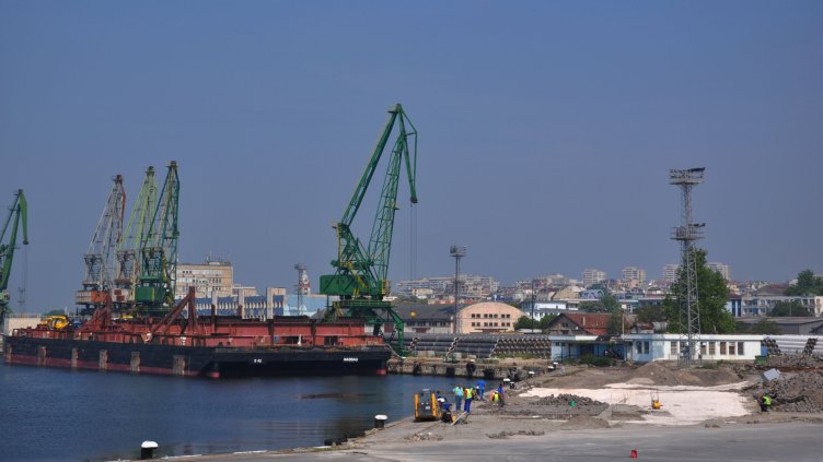 3,6 млн. тона товари е обработило пристанището от началото на годината до момента. Снимка: Пламен Гутинов