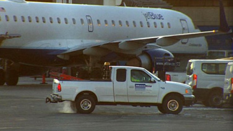 Цистерна се вряза в пътнически самолет