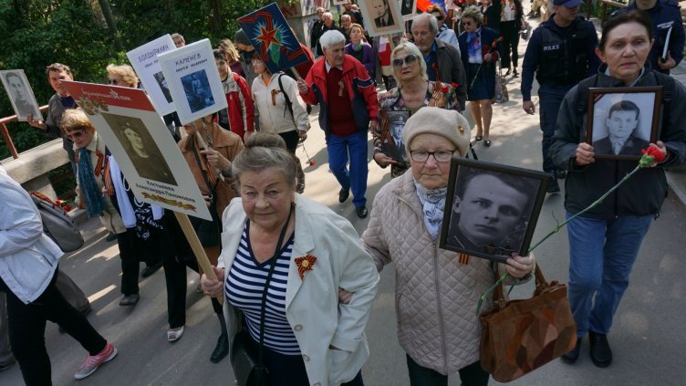 Близо 500 души се включиха в&bdquo;Безсмъртния полк&ldquo;  във Варна (СНИМКИ)