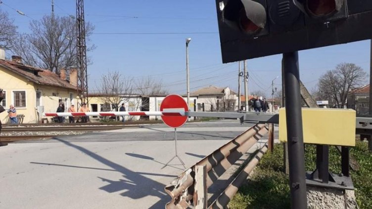 Локомотив удари кола на охраняем жп прелез