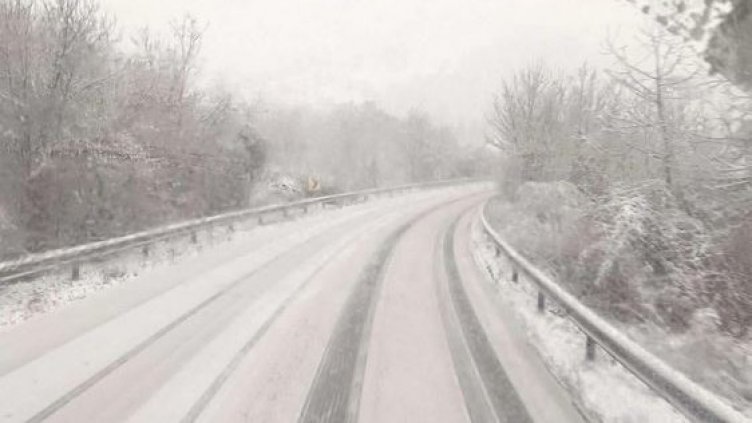 Мартенски сняг изненада България 