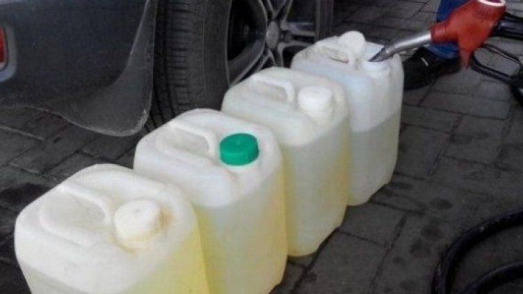 Знаете ли: Защо точно е забранено да се сипва гориво в пластмасови туби?