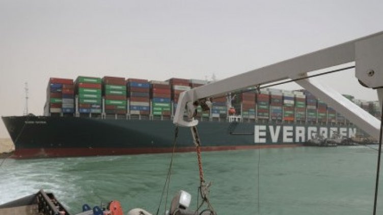 Египет задържа кораба, затворил Суецкия канал