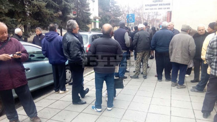 Бивши работници на пътностроителна фирма протестират в Кюстендил