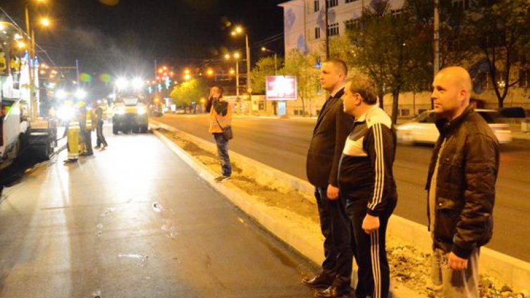 Кметът провери на място полагането на асфалта на бул."Христо Ботев"
