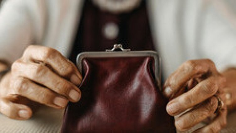 Възрастна варненка забрави портмонето си в аптека, младеж я остави без пари за Коледа