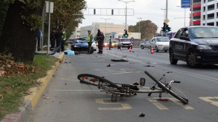 Шофьор помля колоездач на пътя и избяга