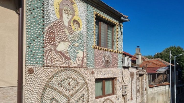 Уникална "морска" къща привлича погледите във Варна (СНИМКИ)