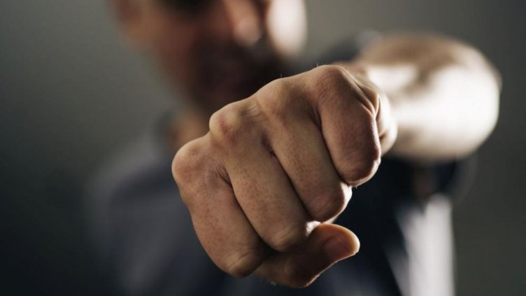 Болярин преби приятелката си на работата, после ступа и шефката й