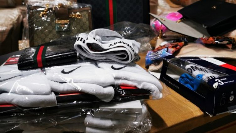 Фалшиви чорапи, колани, якета задържаха на митницата