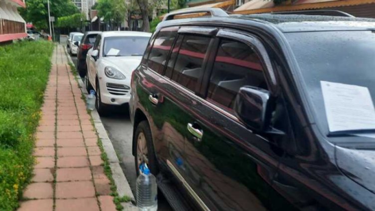 Колите на украинските бежанци на Слънчев бряг осъмнаха със стикери за платено паркиране