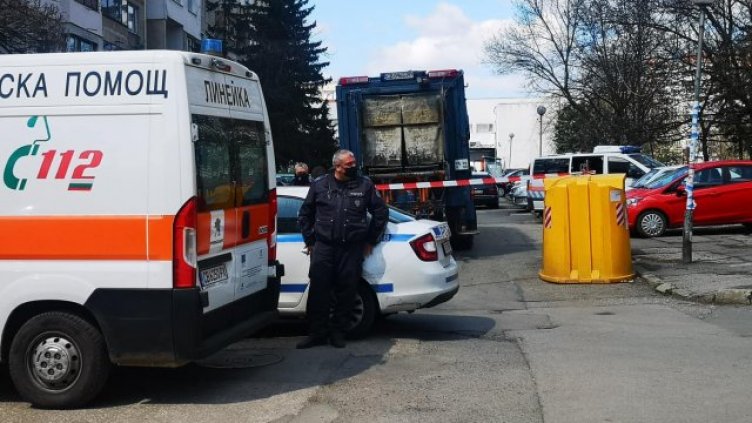 Боклукчийски камион прегази баба и внуче