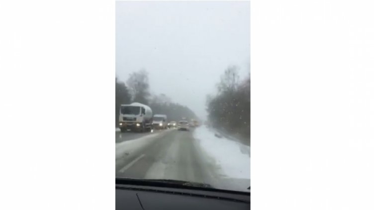 Снеговалежът усложни пътната обстановка в страната (Видео)