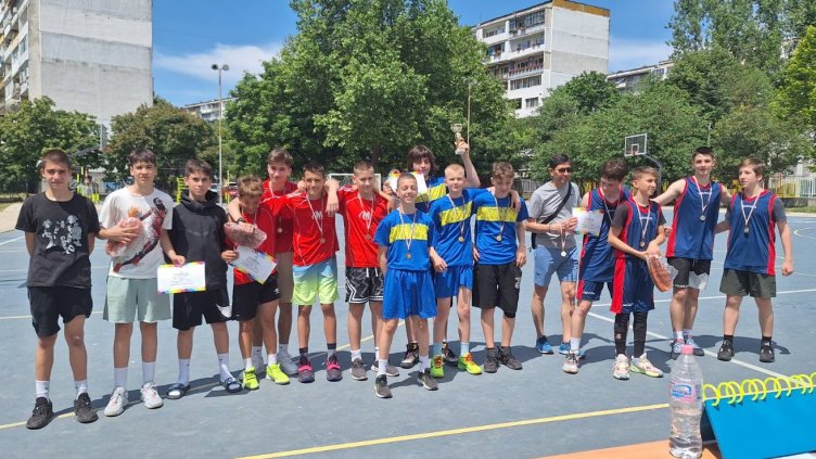 12 отбора ученици участваха в турнира по стрийтбол във Варна (СНИМКИ)