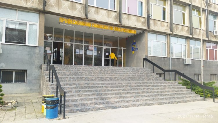 Всички ученици от първи до седми клас от ОУ „Иван Вазов“ във Варна се преместиха в ПГИ