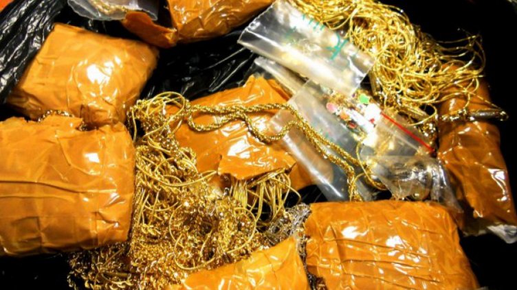 Кило и половина злато извадиха митничари от сутиените на 3 българки