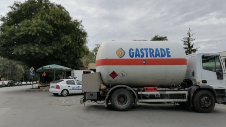 В Айтос не пускат камиони да зареждат магазини