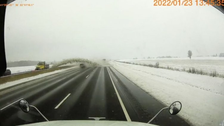 Безумие! Снегорин рие и мята в насрещното. Помля 40 коли ВИДЕО